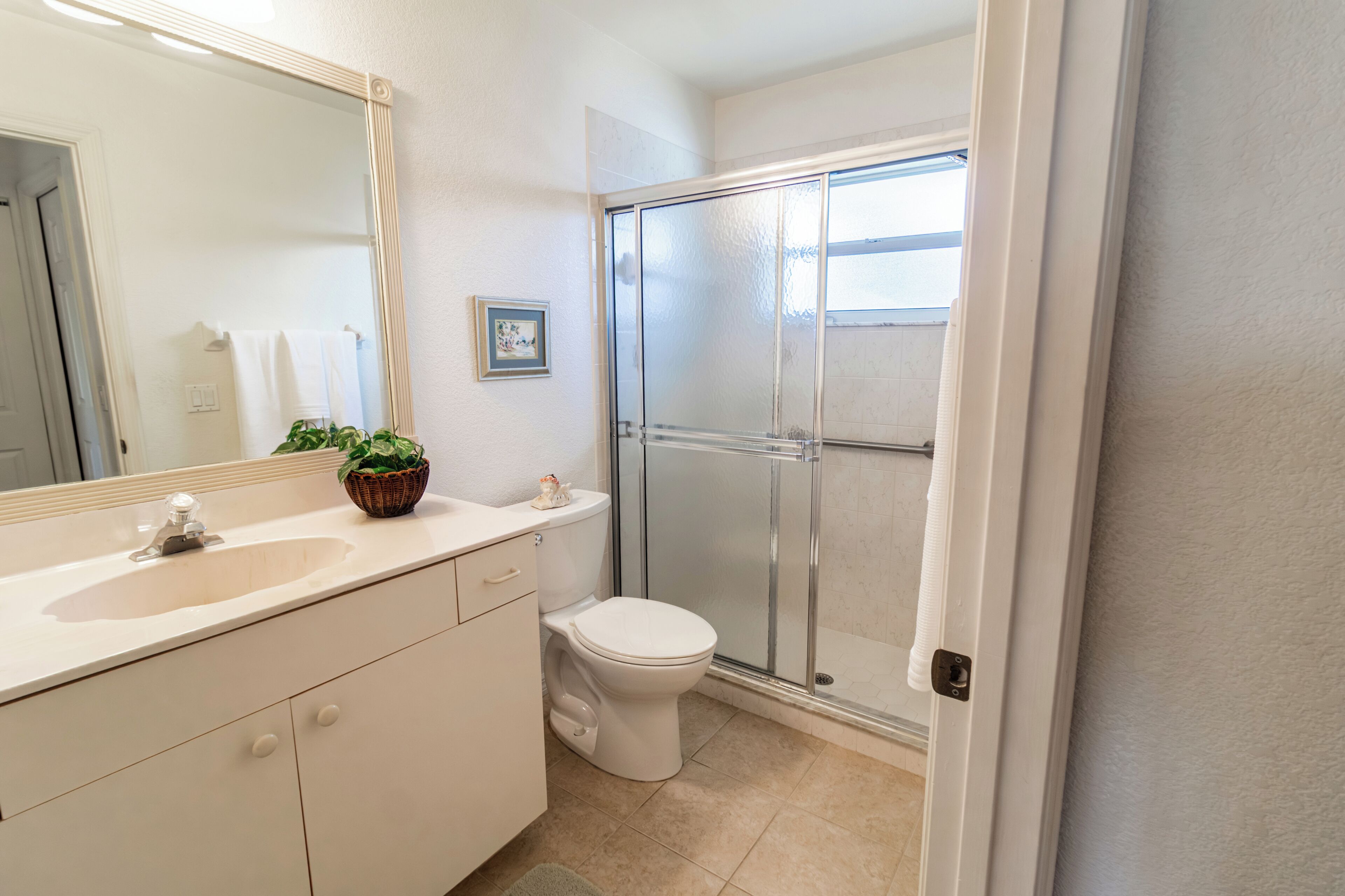 Un bagno con lavandino, servizi igienici e cabina doccia in vetro.