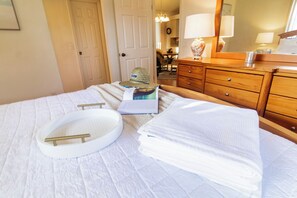 Desk, iron/ironing board, travel cot, free WiFi - Family & Pet-Friendly Venice Home Near Beaches (Venice)