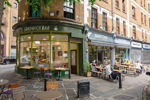 Outdoor dining - Stylish Dockside Flat Near Tower Bridge - Pass the Keys (London)