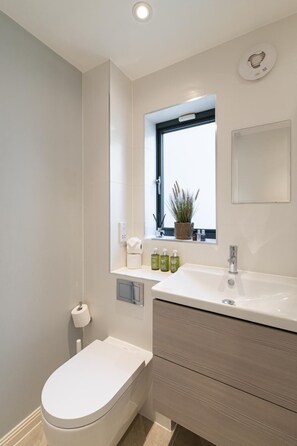 Bathroom - Stylish Dockside Flat Near Tower Bridge - Pass the Keys (London)