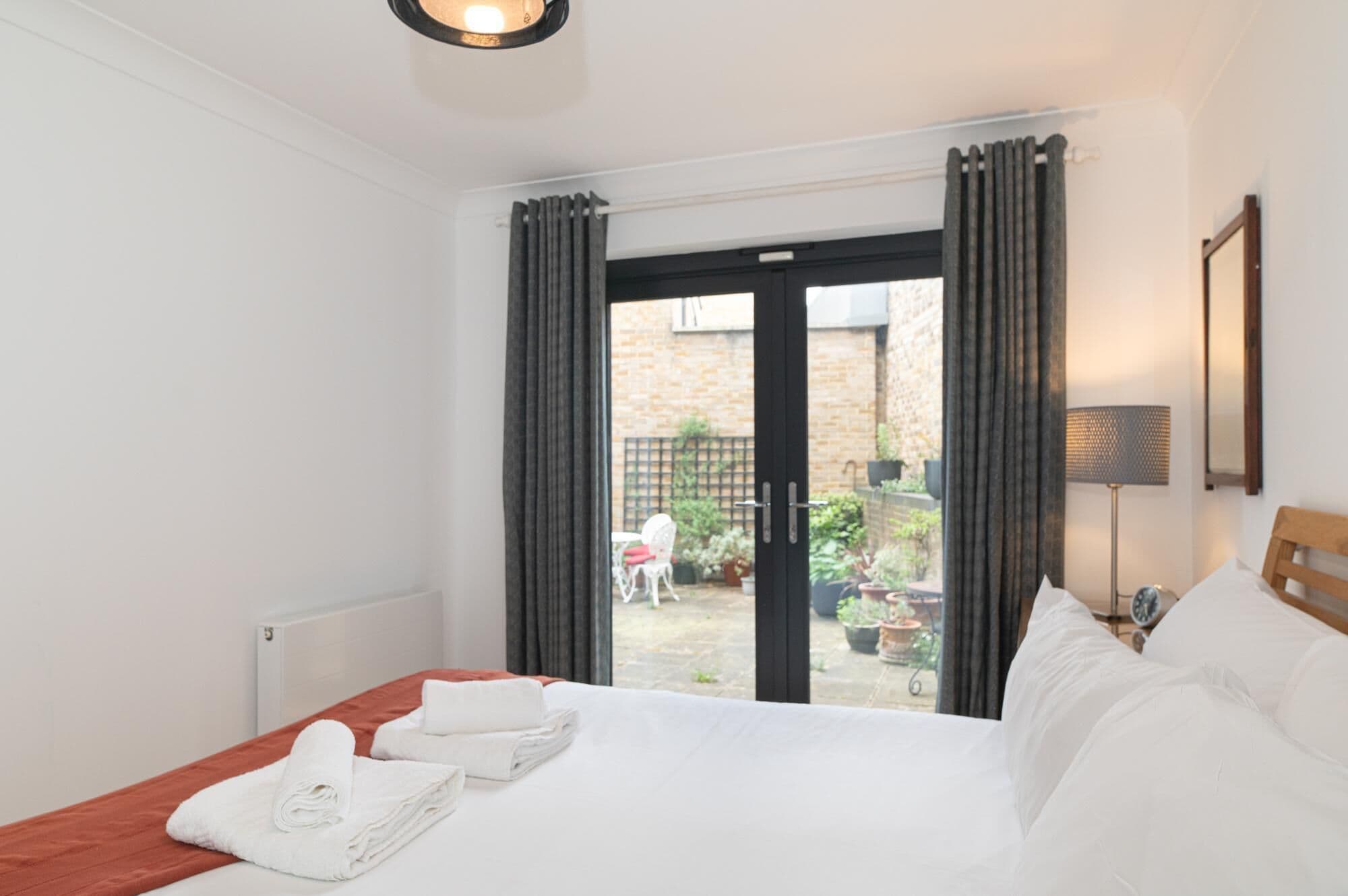 Iron/ironing board, free WiFi, bed sheets