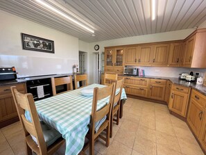 Fridge, microwave, oven, dishwasher - Luxury Farmhouse Retreat with Sea Views & Hot Tub - Pass the Keys (Newton Stewart)