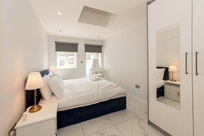 Tabla de planchar con plancha, wifi gratis y ropa de cama 