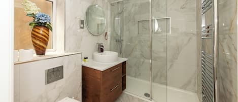 Douche, séchoir à cheveux, serviettes fournies