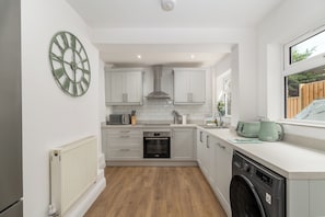 Fridge, microwave, oven, dishwasher - Beautiful, newly refurbished Victorian townhouse - Pass the Keys (Windsor)