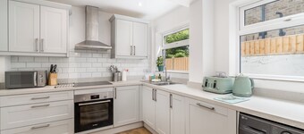 Beautiful, newly refurbished Victorian townhouse - Pass the Keys