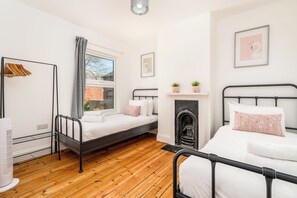 Iron/ironing board, free WiFi, bed sheets - Beautiful, newly refurbished Victorian townhouse - Pass the Keys (Windsor)