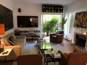 Living area - Charming house in Jardim Europa (São Paulo)