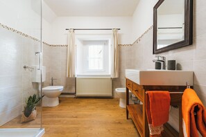 Regadera, secadora de cabello, bidet, toallas 