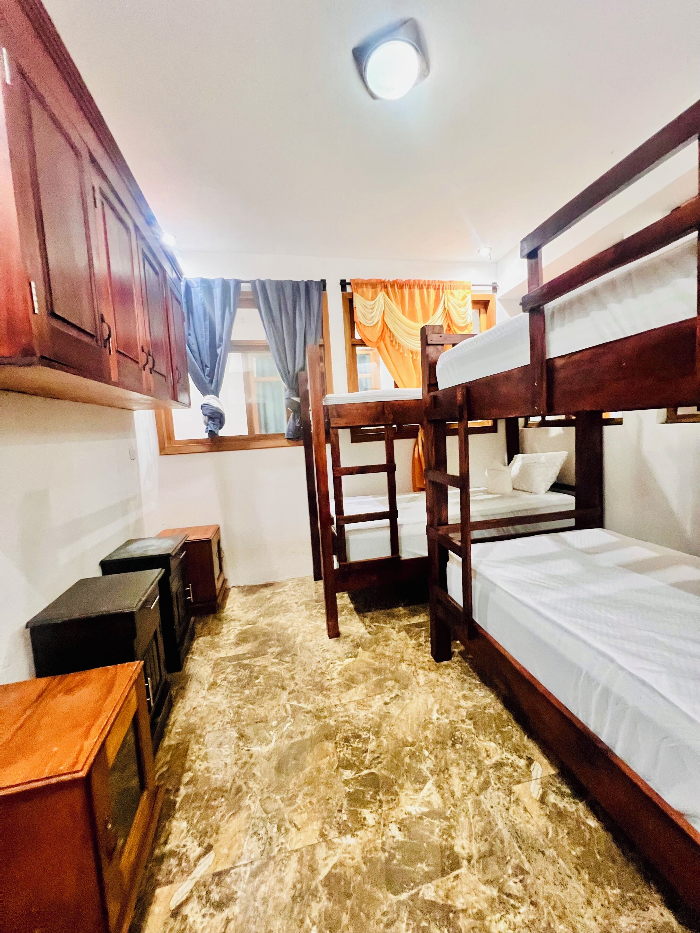 Dormitorio compartido económico | Escritorio, espacio para trabajar con laptop y wifi gratis 