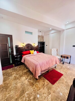 Muebles diferentes, escritorio y espacio para trabajar con laptop 