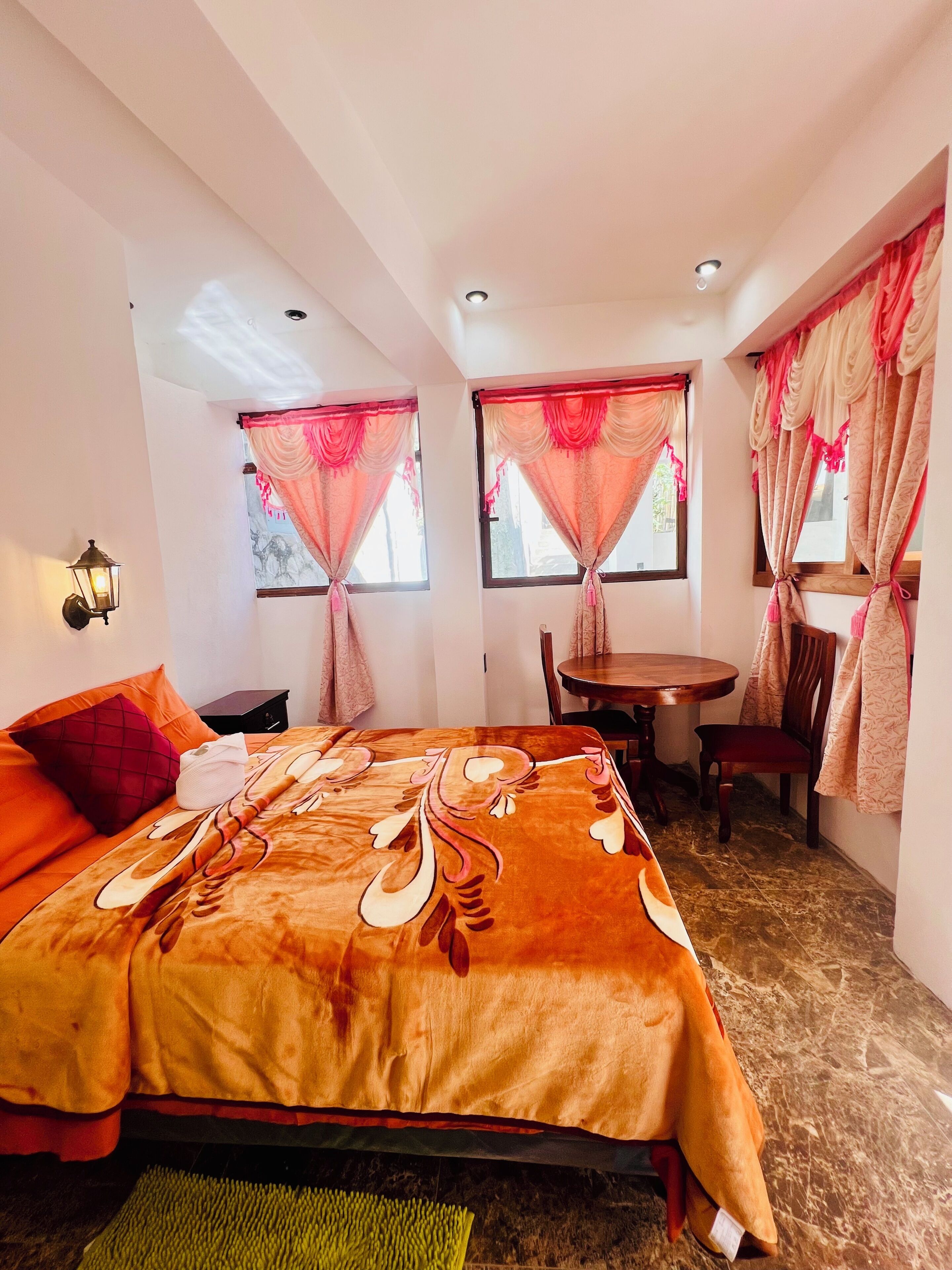 Chambre Double, salle de bains privée, vue ville | Ameublement personnalisé, bureau