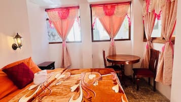Chambre Double, salle de bains privée, vue ville | Ameublement personnalisé, bureau