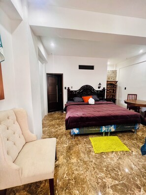 Habitación doble, baño privado, vista a la ciudad | Escritorio, espacio para trabajar con laptop y wifi gratis 