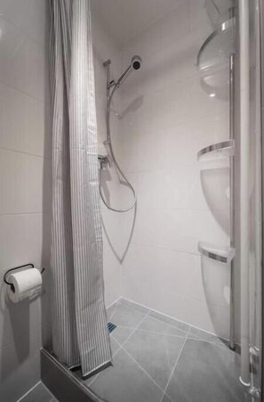 Ducha, secador de pelo, toallas y jabón