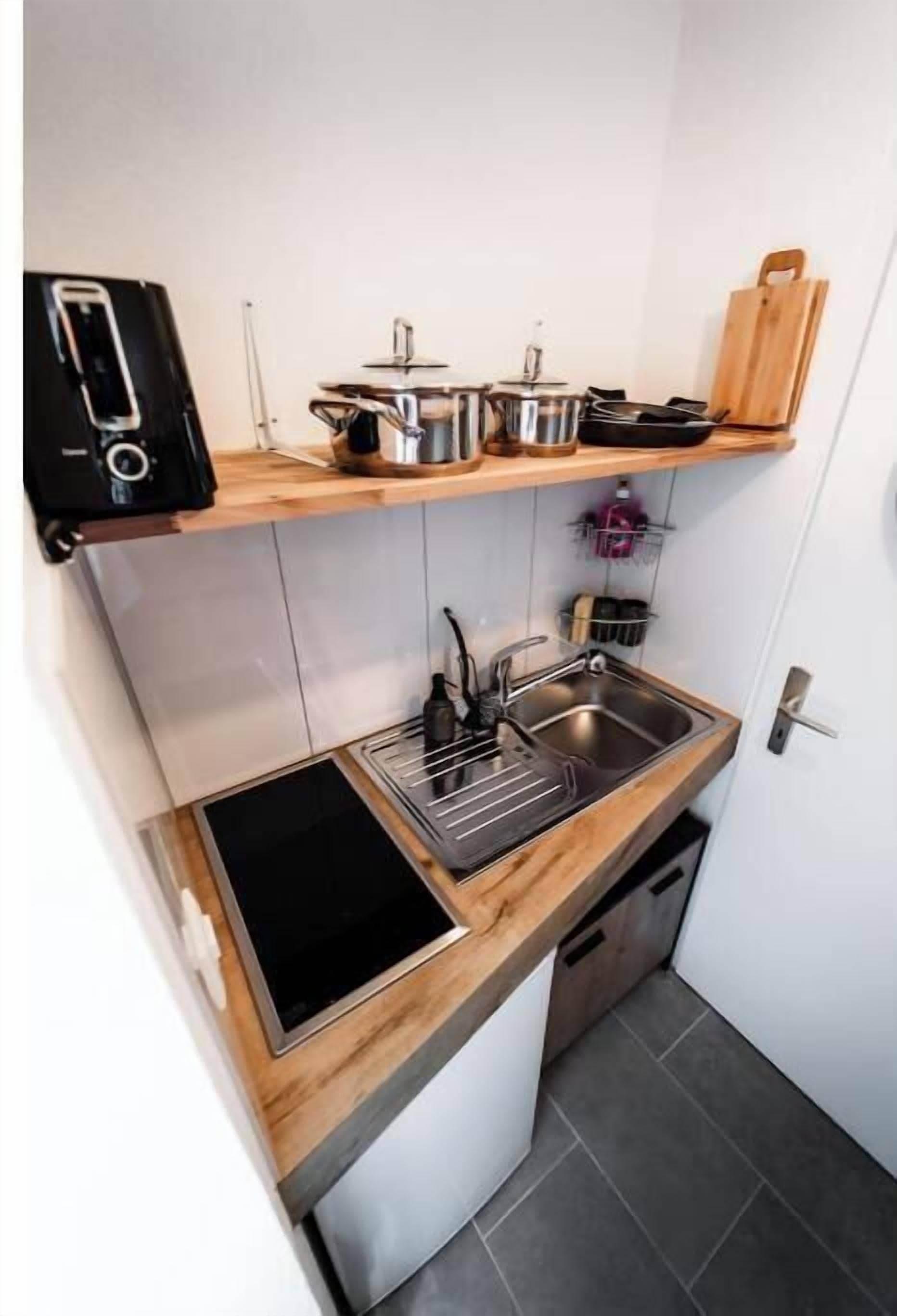 Mikrowelle, Geschirrspüler, Wasserkocher mit Kaffee-/Teezubehör