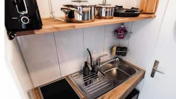 Mikrowelle, Geschirrspüler, Wasserkocher mit Kaffee-/Teezubehör