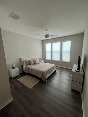 Desk, iron/ironing board, free WiFi, bed sheets - Your best vacation stay with Top Tier Amenities 2.0 (Davenport)