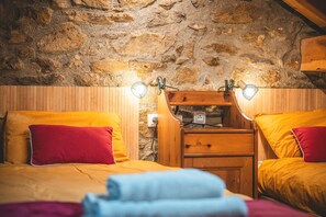 Iron/ironing board, WiFi, bed sheets - La Grange de Cassiopée: charm and south-facing furnished terrace with lake and mountain views (Les Angles)