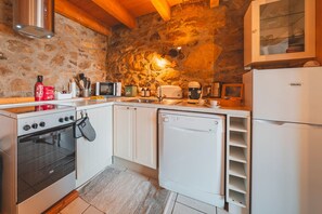 Fridge, microwave, oven, stovetop - La Grange de Cassiopée: charm and south-facing furnished terrace with lake and mountain views (Les Angles)