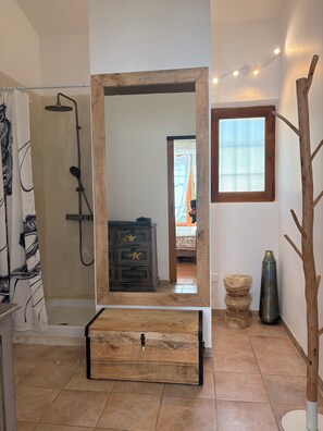 Regadera, secadora de cabello, toallas, papel de baño 