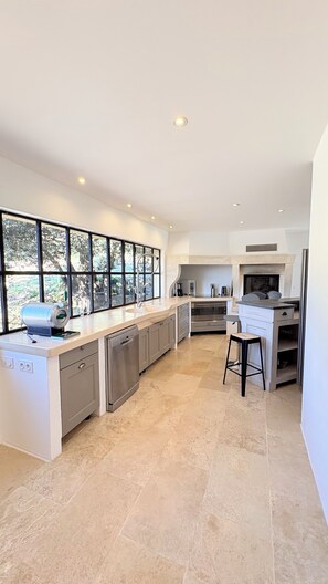 Private kitchen - Charming, quiet house - heated pool-5 minutes from pretty village of Eygalières (Orgon)