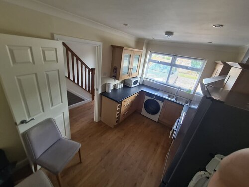 3-Bed Home – 30min to Birmingham
