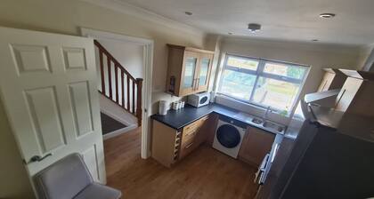 3-Bed Home – 30min to Birmingham