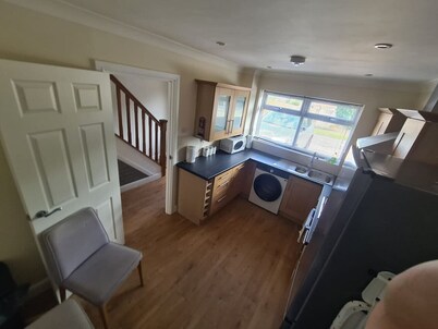 3-Bed Home – 30min to Birmingham