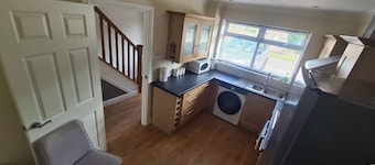 3-Bed Home – 30min to Birmingham