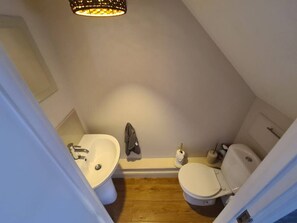 Bathroom - 3-Bed Home – 30min to Birmingham (Worcestershire)