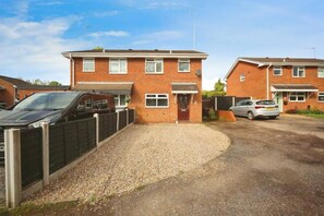 Exterior - 3-Bed Home – 30min to Birmingham (Worcestershire)