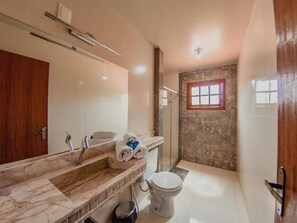 Habitación doble, vista a la montaña | Baño | Regadera y toallas 