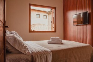 Habitación doble Deluxe, para no fumadores, vista al jardín | Tabla de planchar con plancha y wifi gratis 