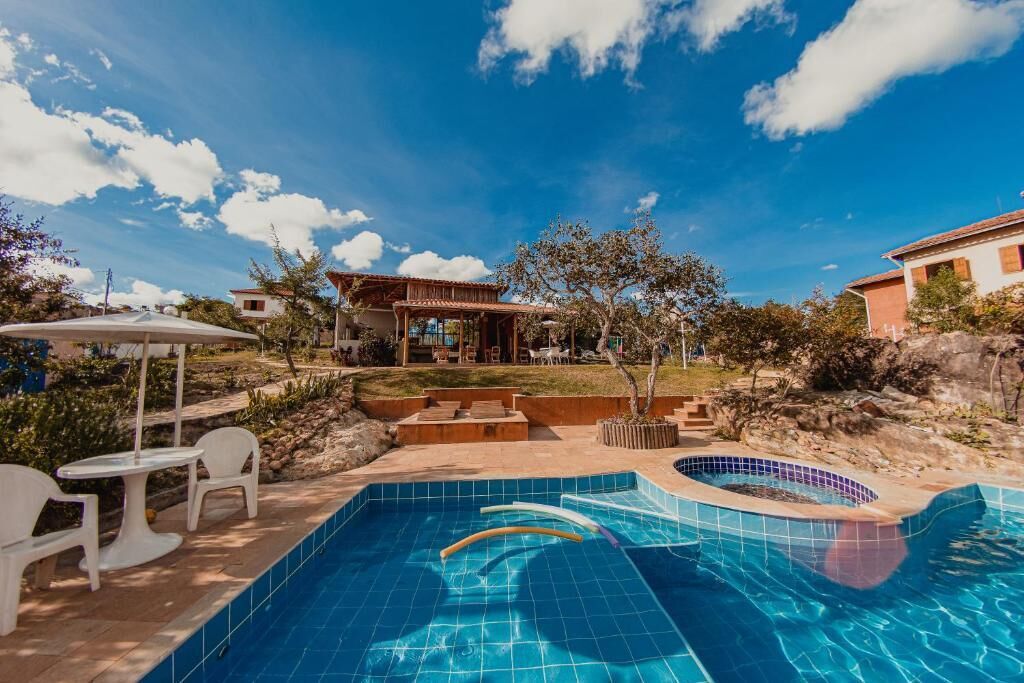 Una piscina al aire libre