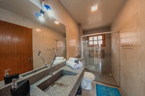 Kamar Double Deluks, pemandangan kebun | Kamar mandi | Shower dan handuk