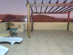 Chambre avec lits jumeaux, balcon, vue sur la montagne | Terrasse/patio