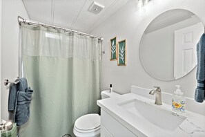 Sèche-cheveux, serviettes fournies, savon, papier toilette