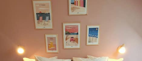 2 bedrooms, travel crib, free WiFi