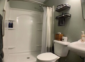 Secadora de cabello, toallas, jabón, papel de baño