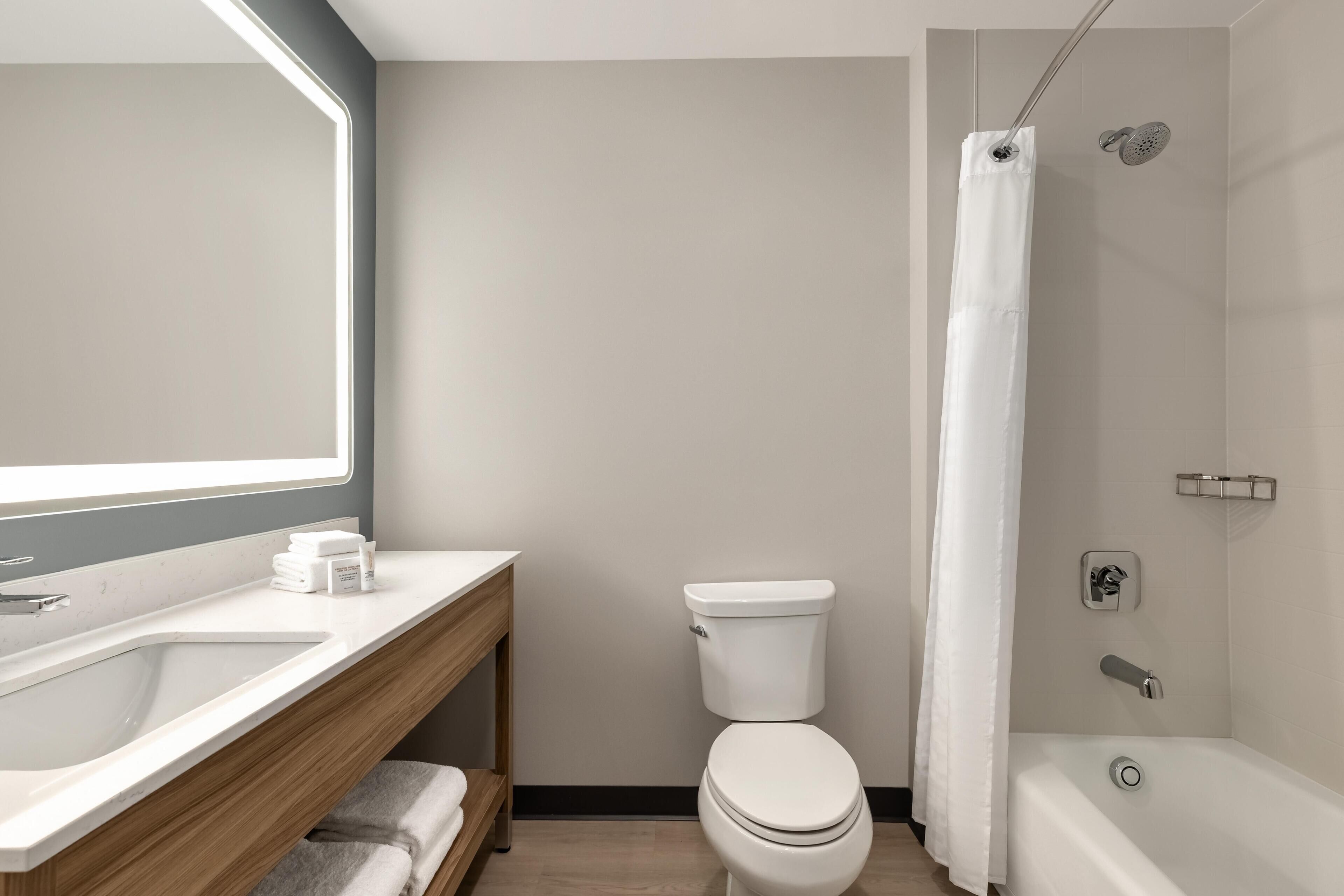 Moderni kylpyhuone, jossa on pesuallas, wc ja suihku.