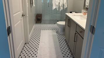 Dusche, Handtücher, Seife, Toilettenpapier