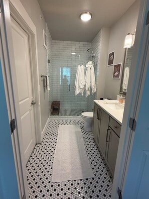 Regadera, toallas, jabón, papel de baño 