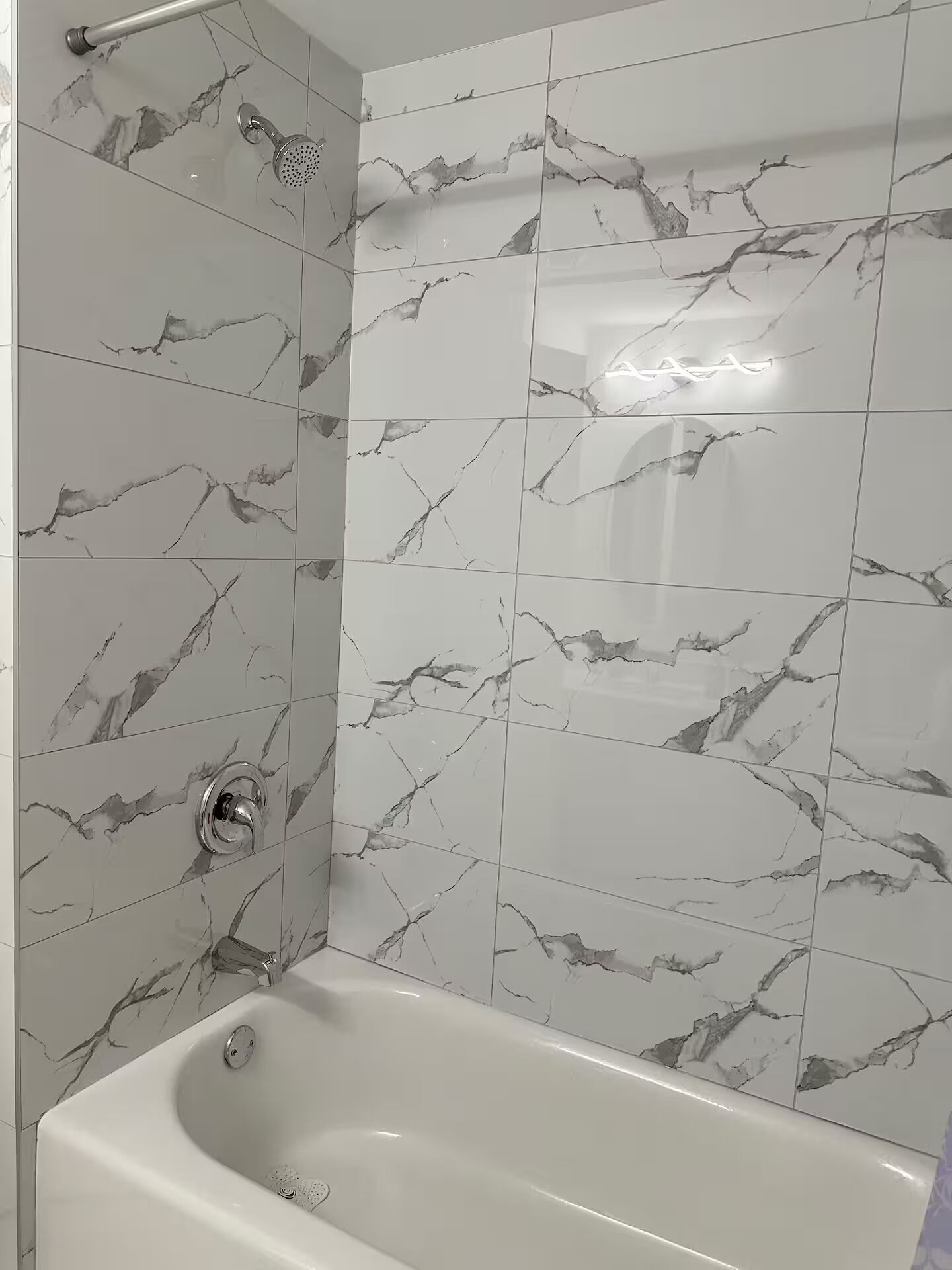 Asciugacapelli, asciugamani, sapone, carta igienica