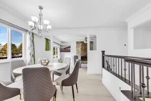 Dining - Luxury Delta House 5 Bedroom 7 Beds (Delta)