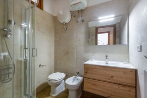 Dusche, Bidet, Handtücher