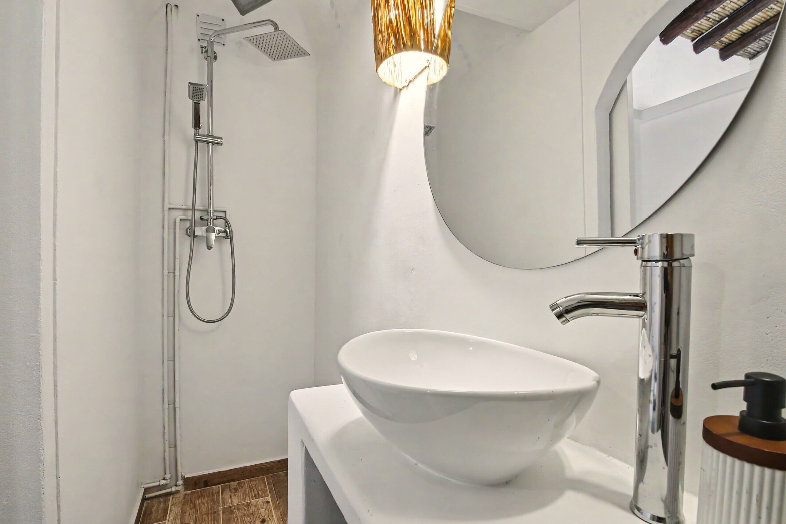 Chuveiro, secador de cabelo, toalhas de banho 