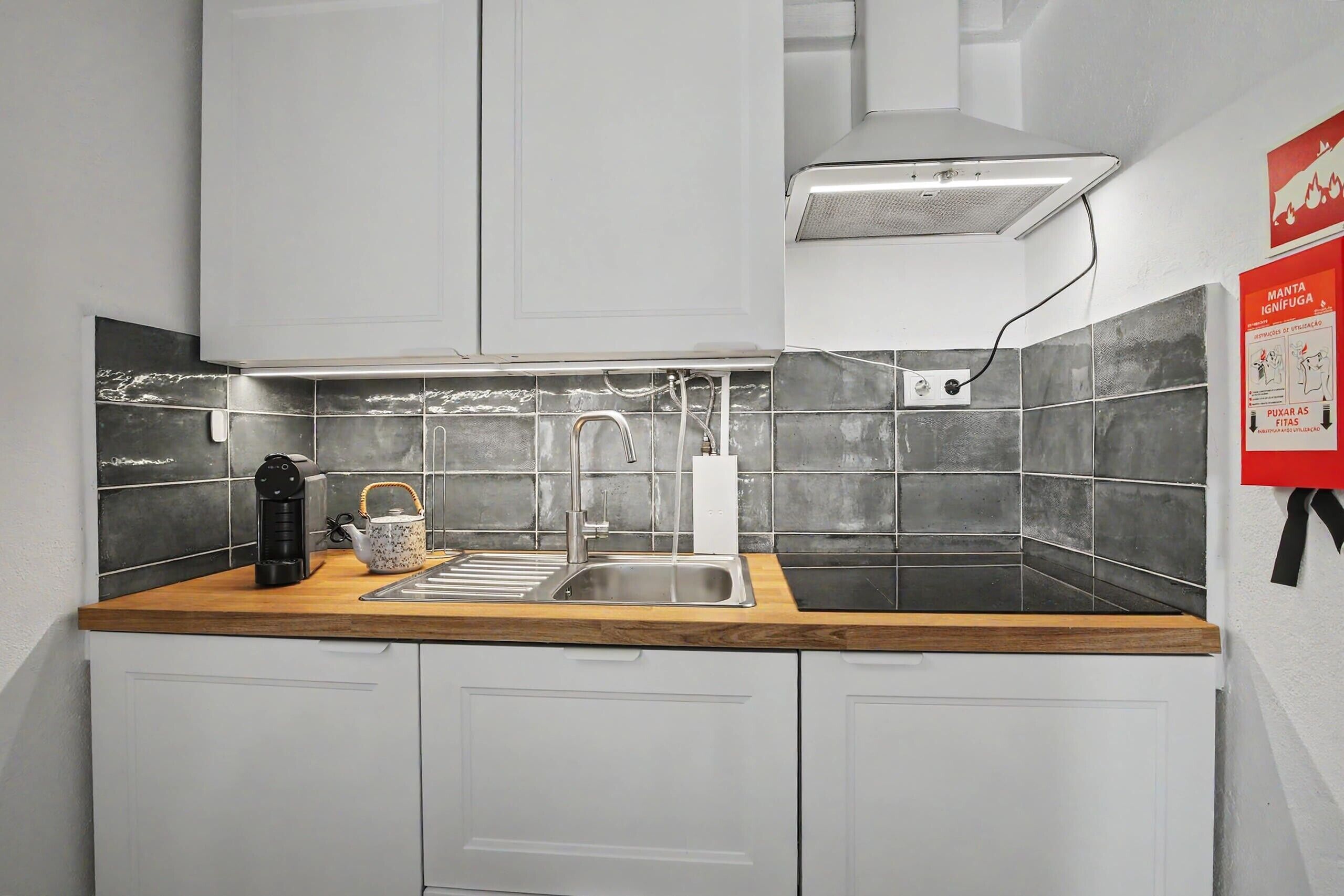 Réfrigérateur, micro-ondes, plaque de cuisson, cafetière/bouilloire