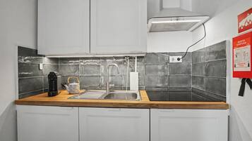 Réfrigérateur, micro-ondes, plaque de cuisson, cafetiÚre/bouilloire