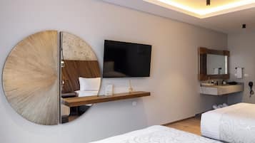 Habitación doble familiar, vista al jardín | Caja de seguridad en la habitación y tabla de planchar con plancha